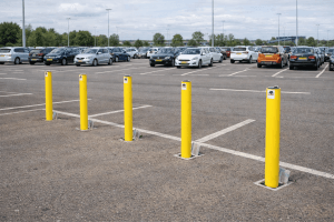 Gele pollers op parkeerterrein parkeerplaatsafsluitingen