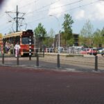 Haagse Tram in Ypenburg Voor de RhinoFlex Eco-Verkeerspaal RhinoSystems met vormgeheugen